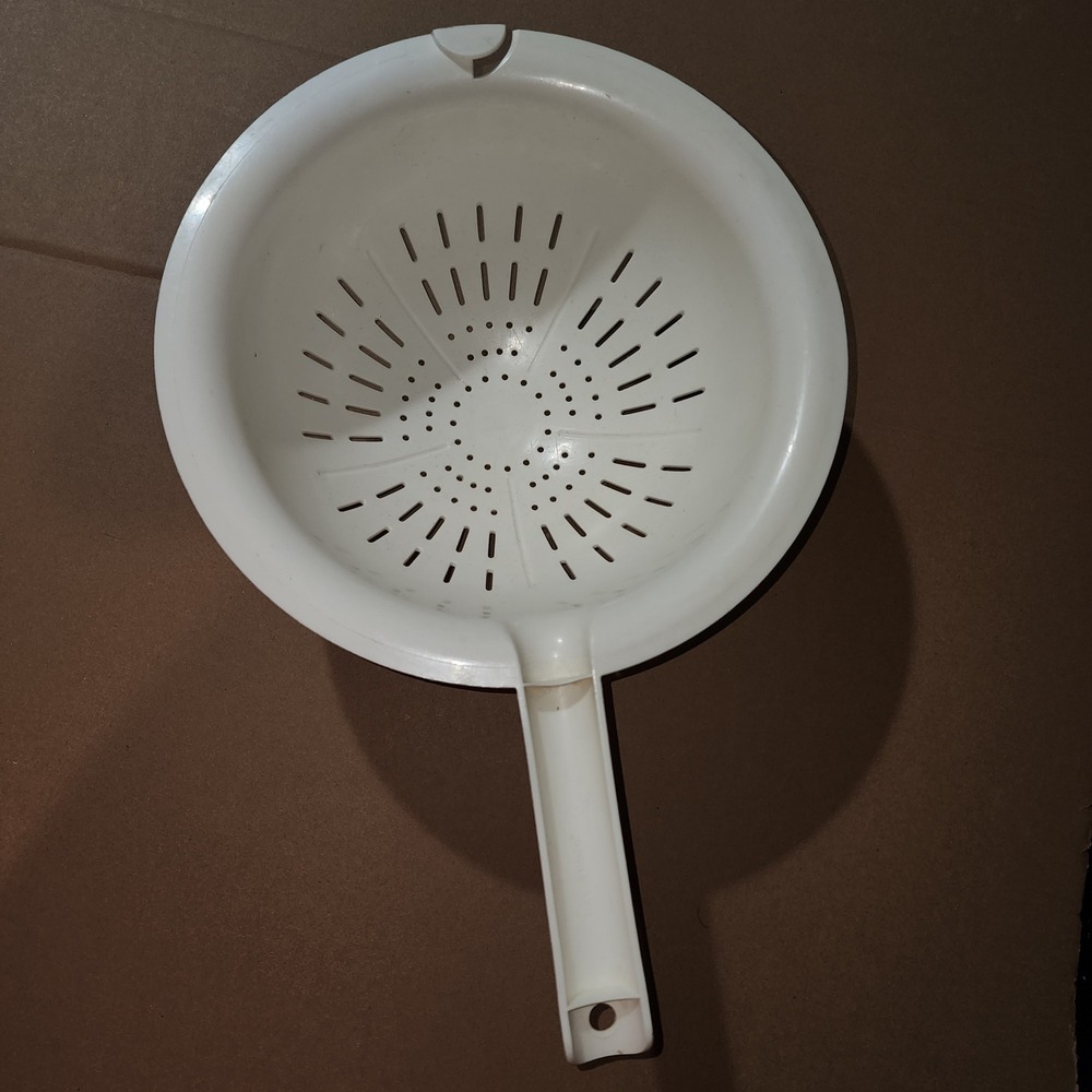 Tupperware Vintage White Plastic Handheld Colander Strainer with‎ Hook 1529-4